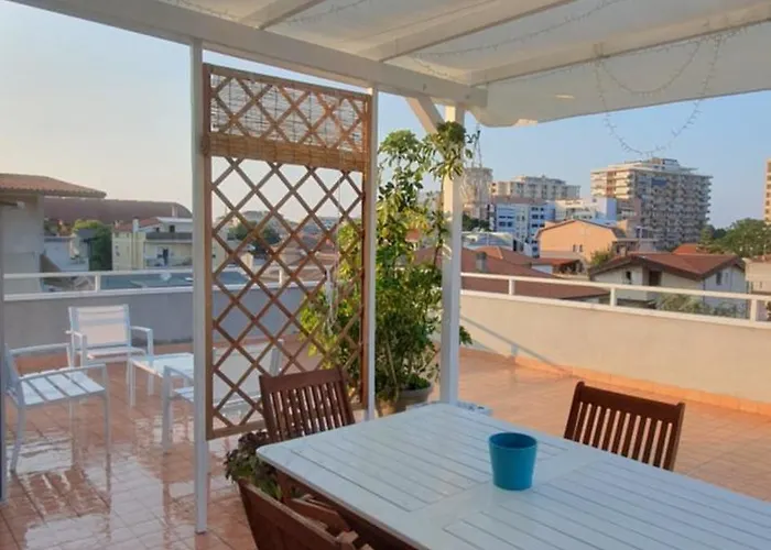 Nyaraló Santafe'- Attico A Due Passi Dal Mare - Parcheggio Privato Montesilvano Marina